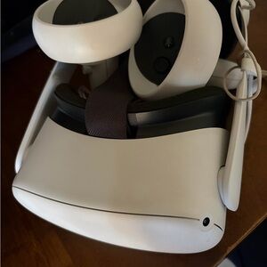 Oculus Standalone VR Headset with White Controllers